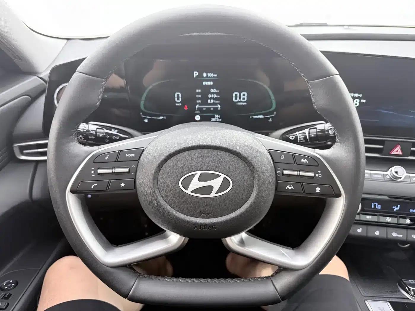 Hyundai Elantra 2023 1.5L CVT LUX Premium Edition — миниатюра 8