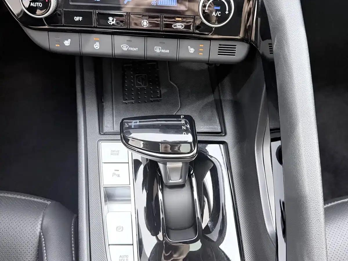 Hyundai Elantra 2023 1.5L CVT LUX Premium Edition — миниатюра 10