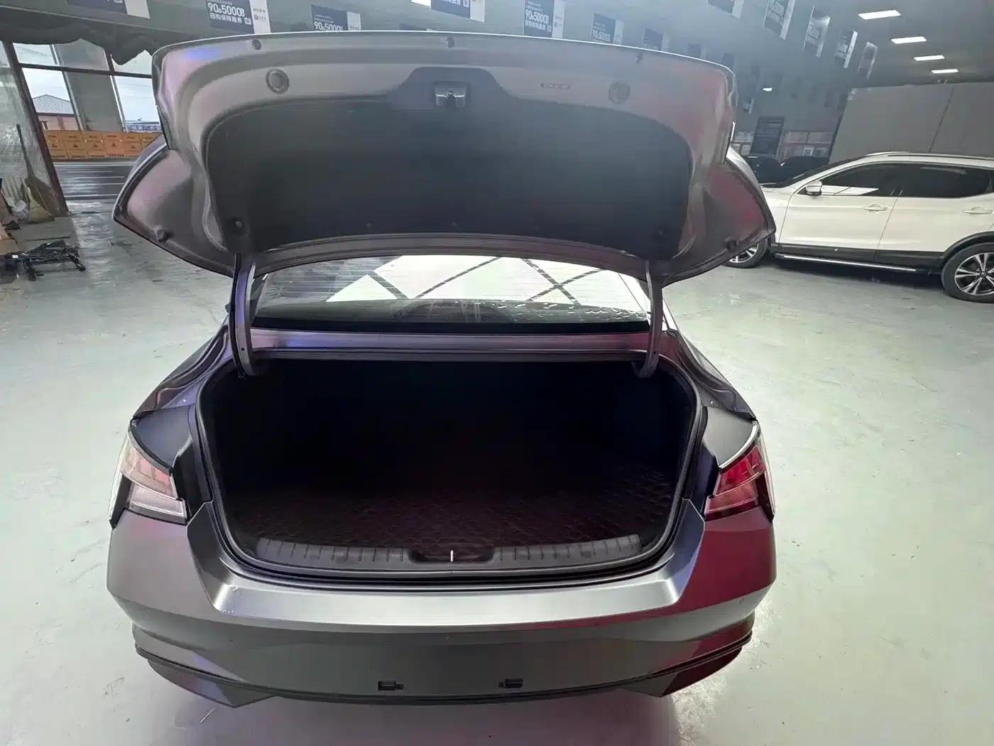 Hyundai Elantra 2022 1.5L CVT 20th Anniversary Edition — миниатюра 15
