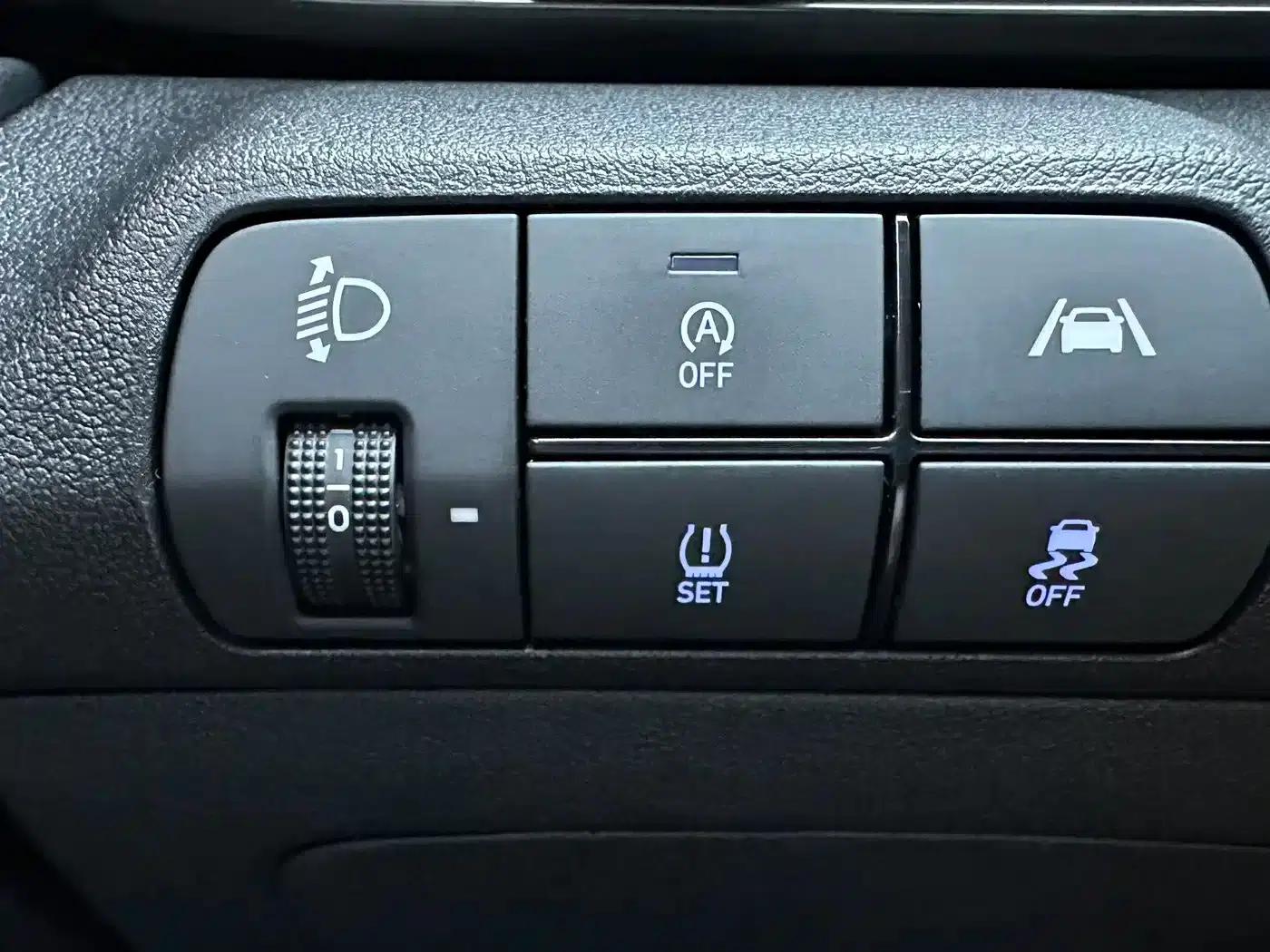 Hyundai Elantra 2022 240TGDi DCT LUX Premium Edition — миниатюра 16