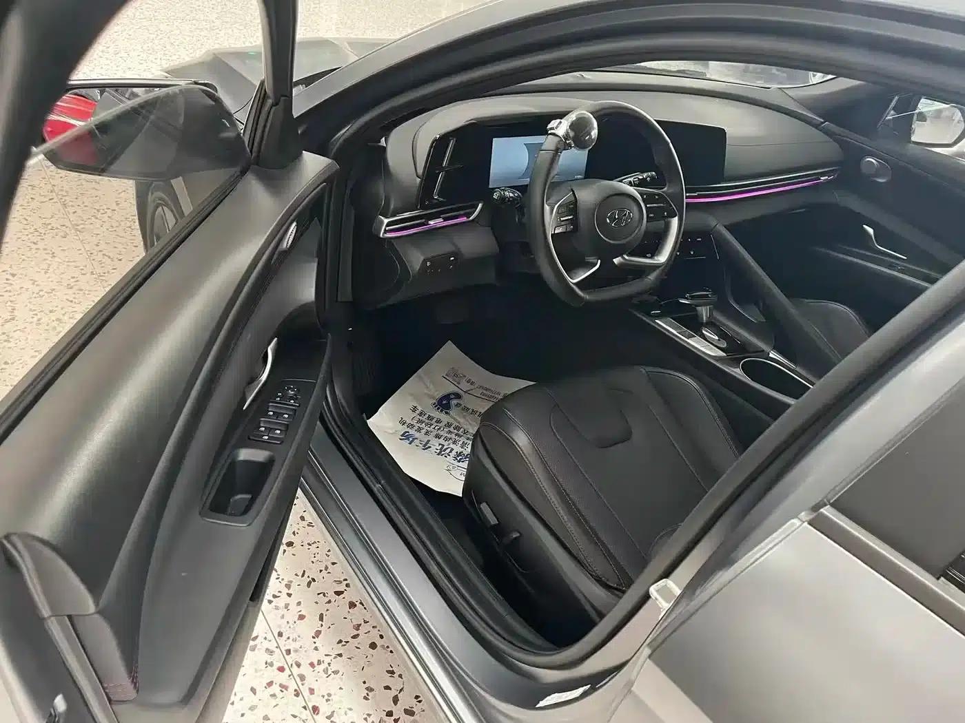Hyundai Elantra 2022 1.5L CVT 20th Anniversary Edition — миниатюра 13