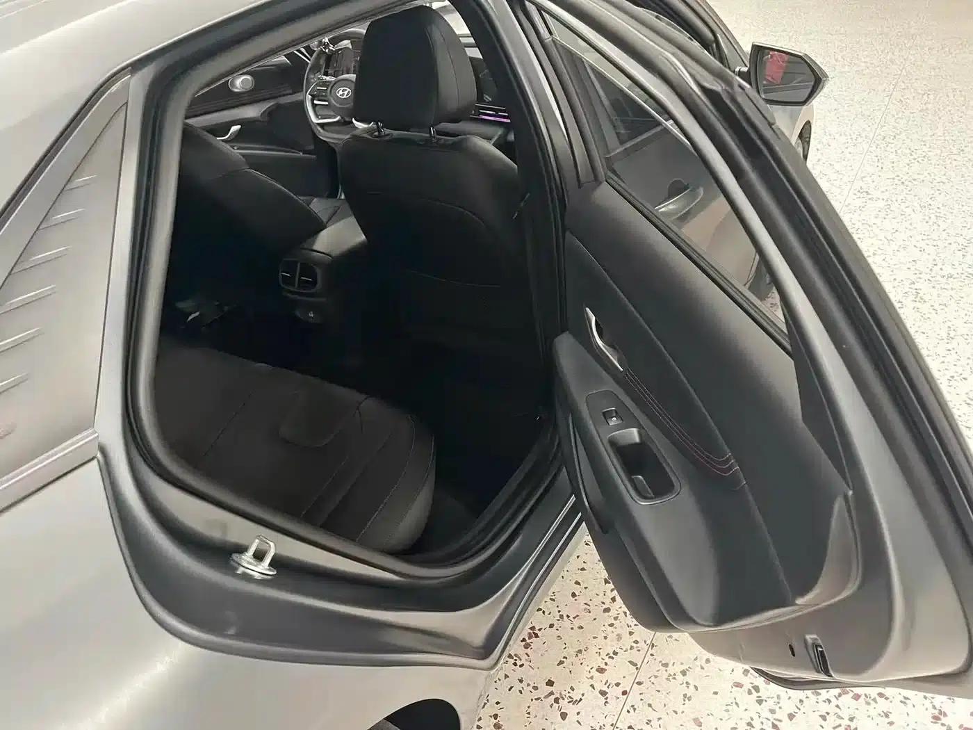 Hyundai Elantra 2022 1.5L CVT 20th Anniversary Edition — миниатюра 15