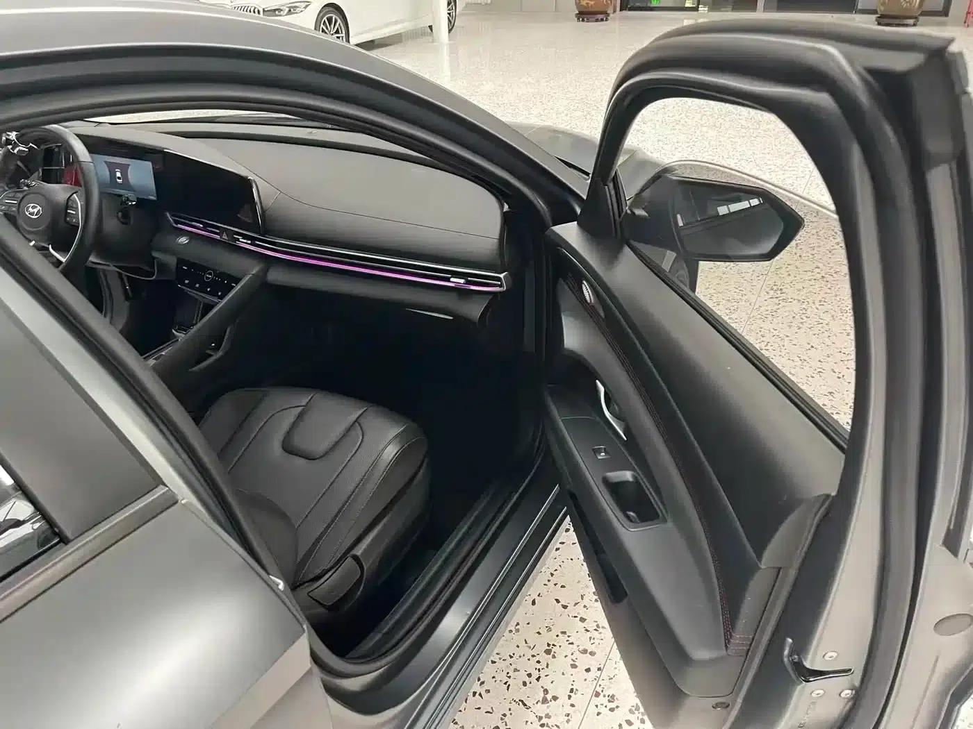 Hyundai Elantra 2022 1.5L CVT 20th Anniversary Edition — миниатюра 16