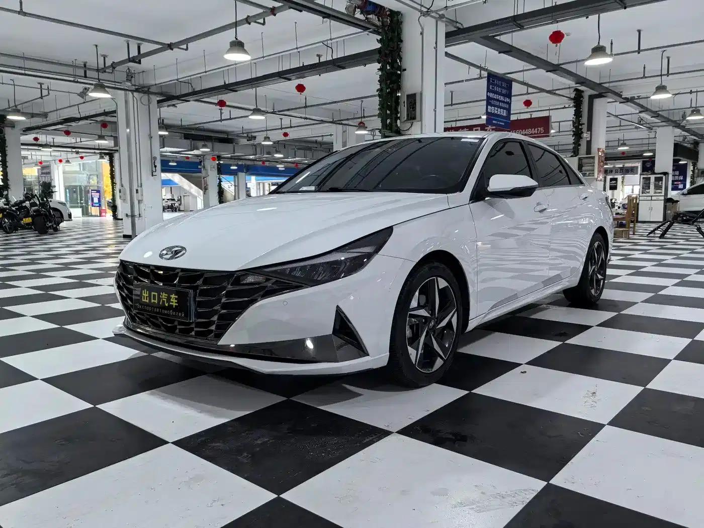 Hyundai Elantra 2022 1.5L CVT LUX Premium Edition — миниатюра 1