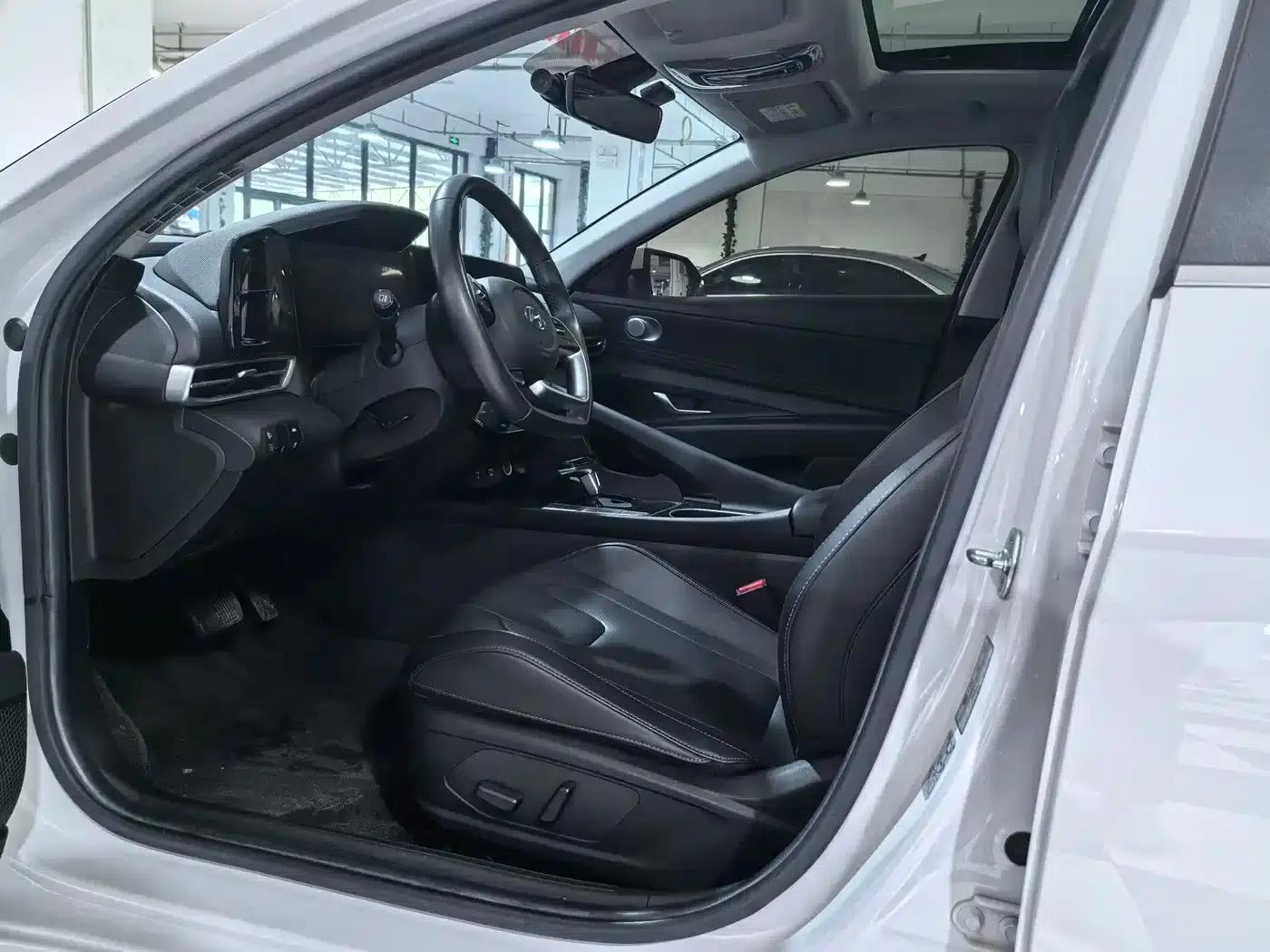 Hyundai Elantra 2022 1.5L CVT LUX Premium Edition — миниатюра 11