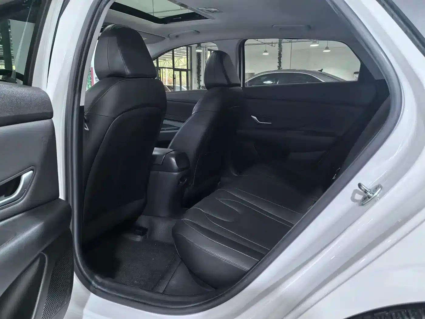 Hyundai Elantra 2022 1.5L CVT LUX Premium Edition — миниатюра 12