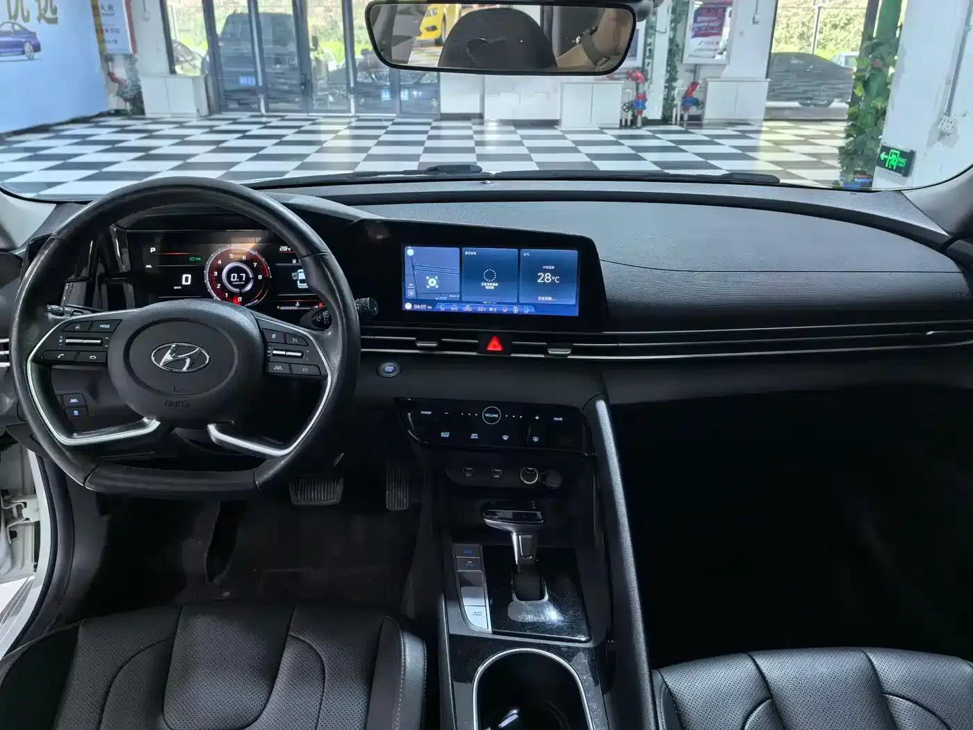 Hyundai Elantra 2022 1.5L CVT LUX Premium Edition — миниатюра 13