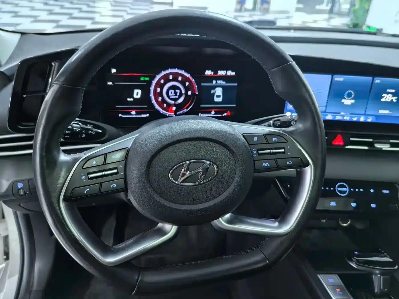 Hyundai Elantra 2022 1.5L CVT LUX Premium Edition — миниатюра 14