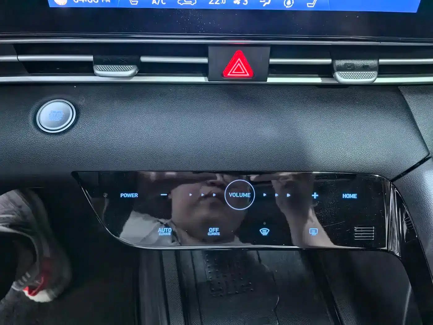 Hyundai Elantra 2022 1.5L CVT LUX Premium Edition — миниатюра 18