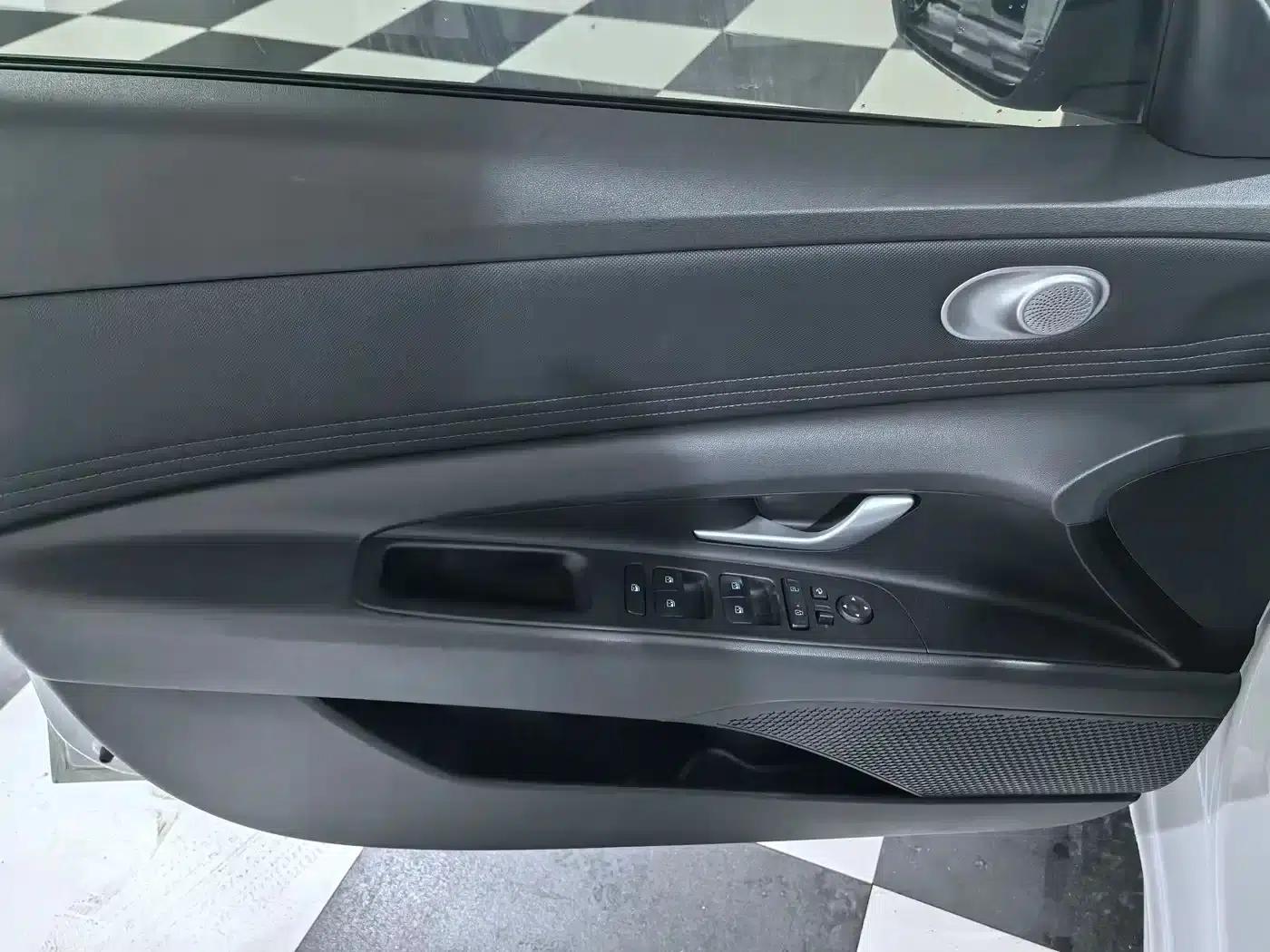 Hyundai Elantra 2022 1.5L CVT LUX Premium Edition — миниатюра 19
