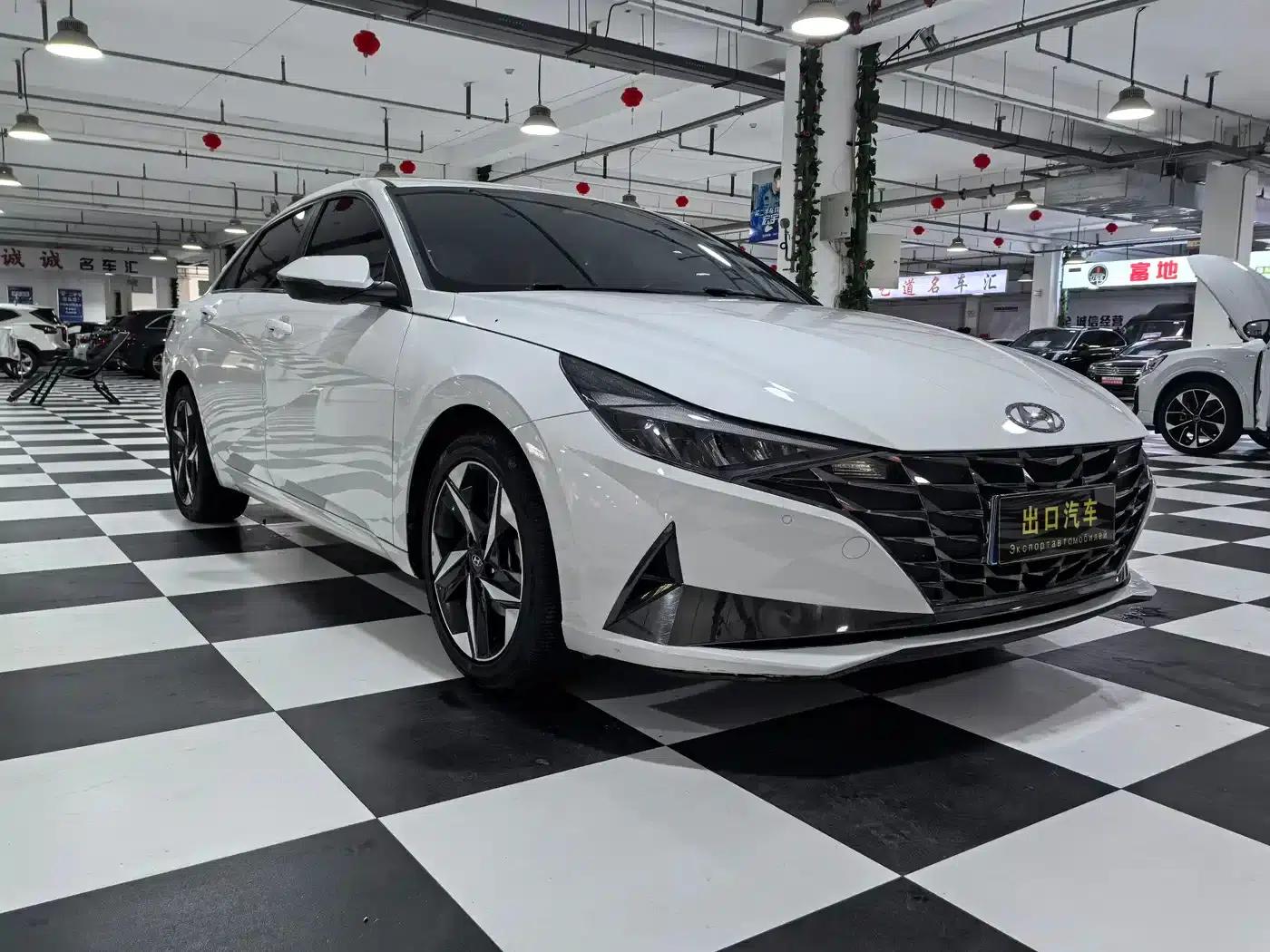 Hyundai Elantra 2022 1.5L CVT LUX Premium Edition — миниатюра 3