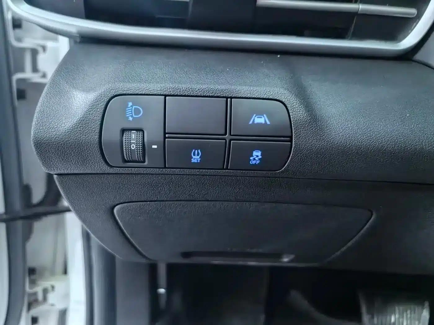 Hyundai Elantra 2022 1.5L CVT LUX Premium Edition — миниатюра 21