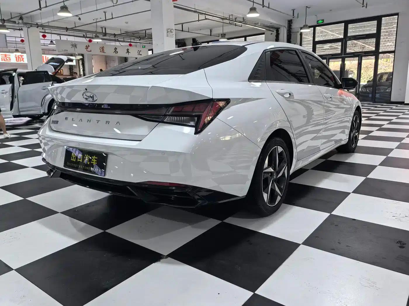 Hyundai Elantra 2022 1.5L CVT LUX Premium Edition — миниатюра 4