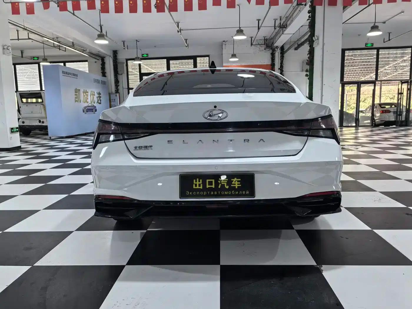 Hyundai Elantra 2022 1.5L CVT LUX Premium Edition — миниатюра 5