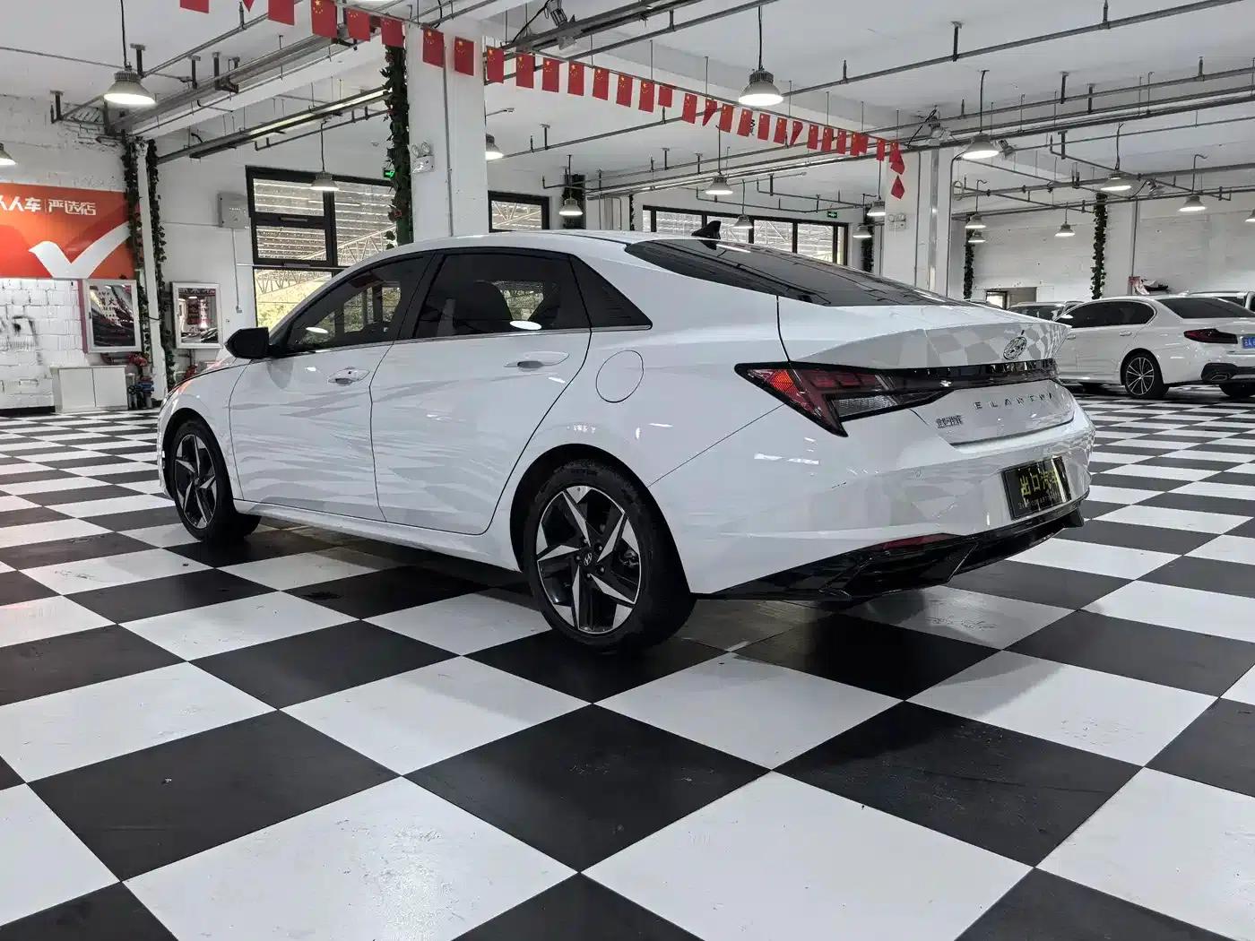 Hyundai Elantra 2022 1.5L CVT LUX Premium Edition — миниатюра 6
