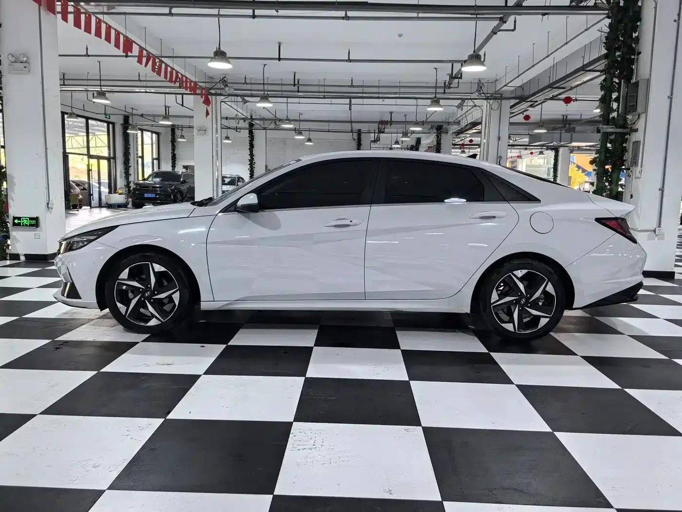 Hyundai Elantra 2022 1.5L CVT LUX Premium Edition — миниатюра 7