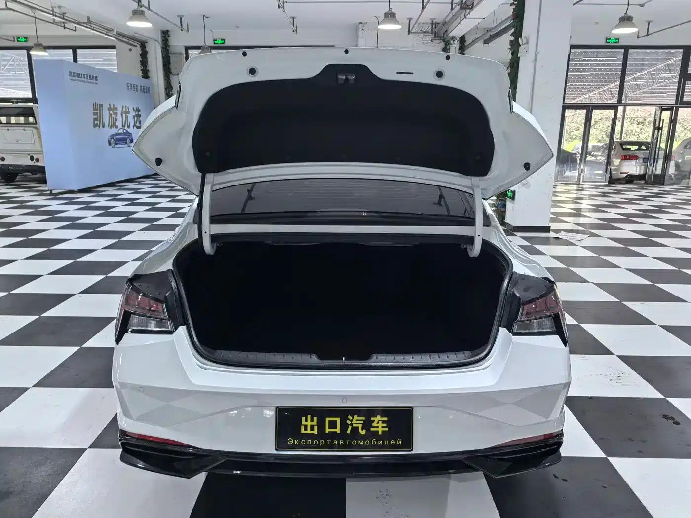 Hyundai Elantra 2022 1.5L CVT LUX Premium Edition — миниатюра 8