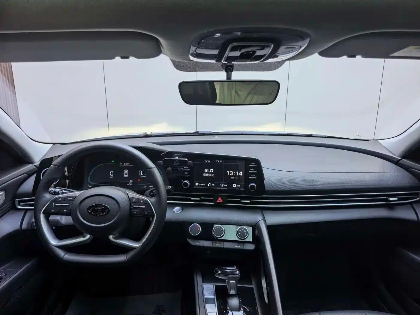 Hyundai Elantra 2023 1.5L CVT GLX Elite Edition — миниатюра 14