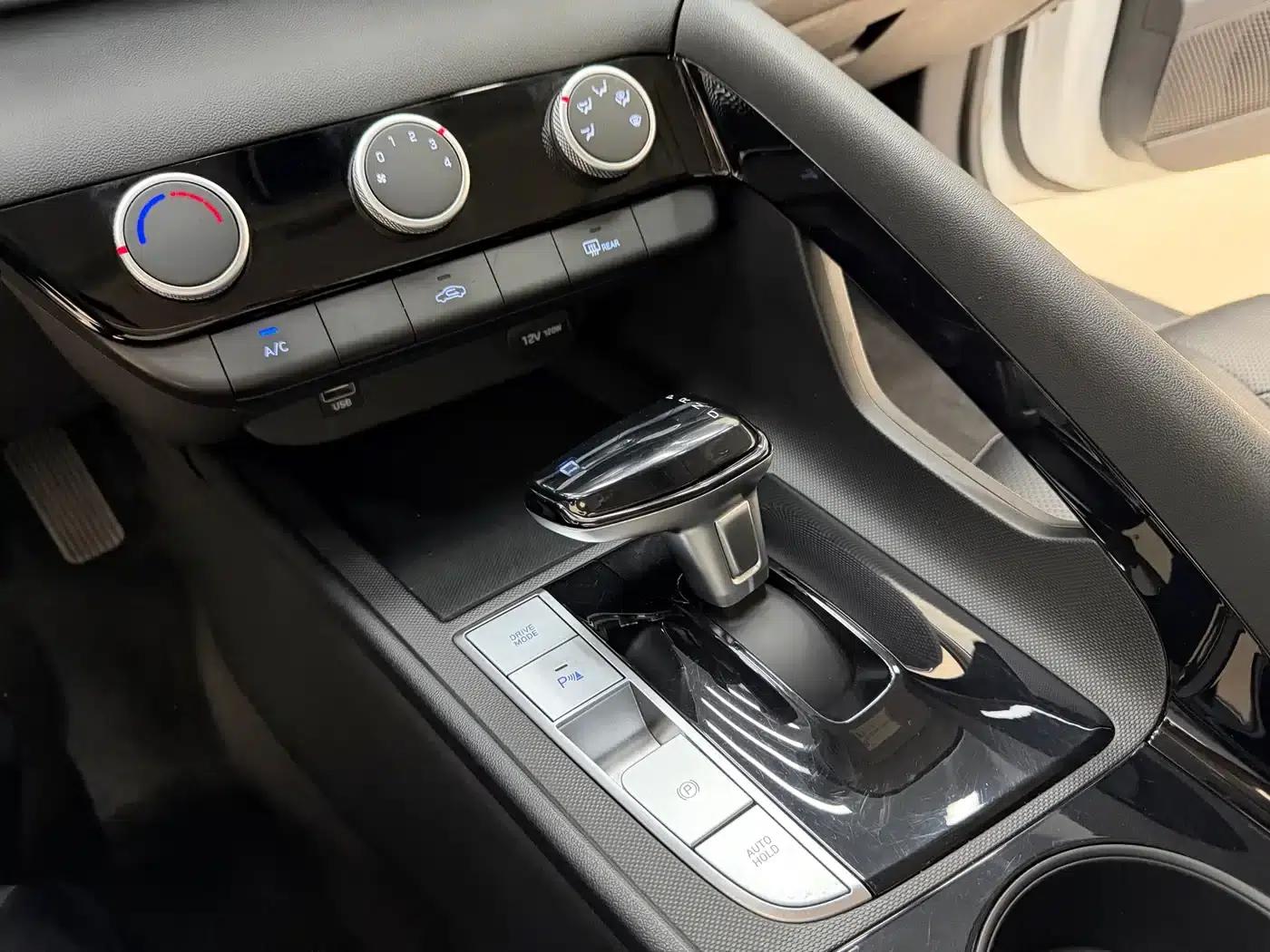 Hyundai Elantra 2023 1.5L CVT GLX Elite Edition — миниатюра 13