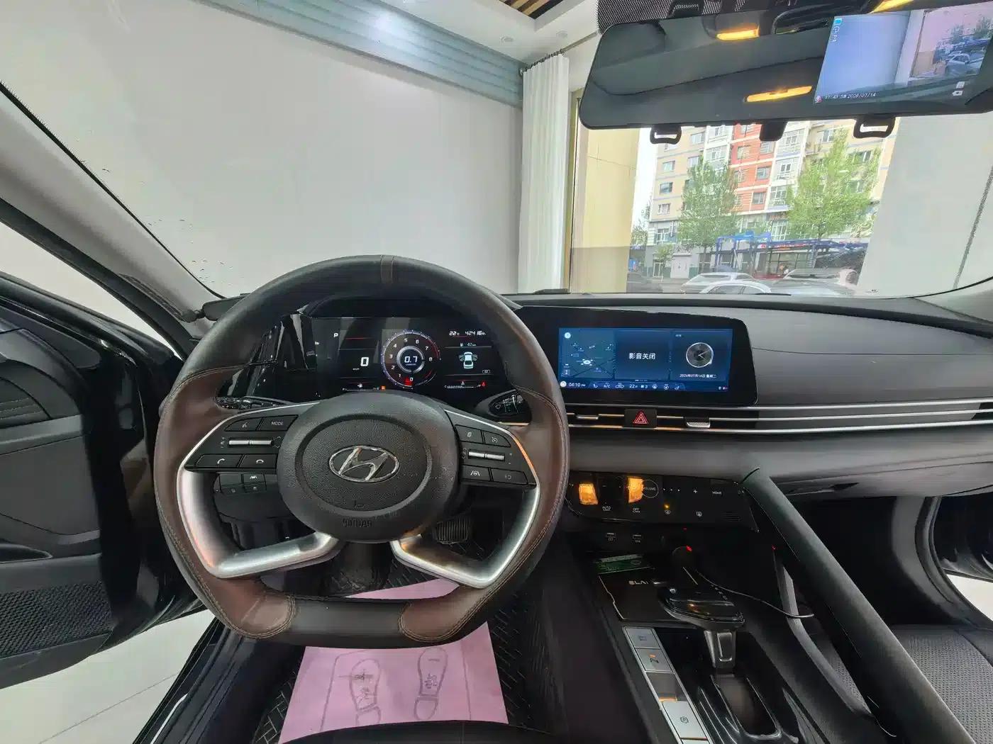 Hyundai Elantra 2022 1.5L CVT LUX Premium Edition — миниатюра 11