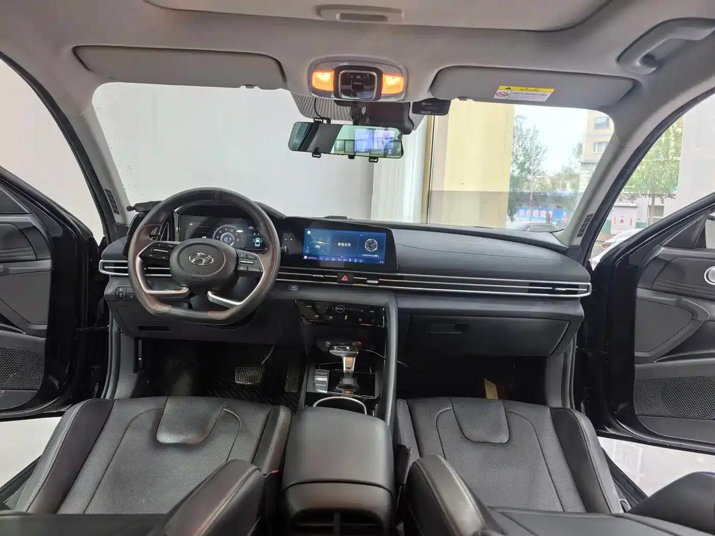Hyundai Elantra 2022 1.5L CVT LUX Premium Edition — миниатюра 12