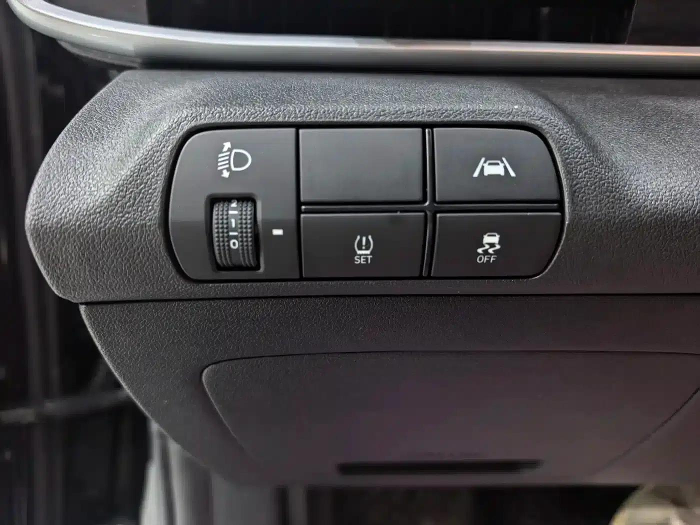 Hyundai Elantra 2022 1.5L CVT LUX Premium Edition — миниатюра 15