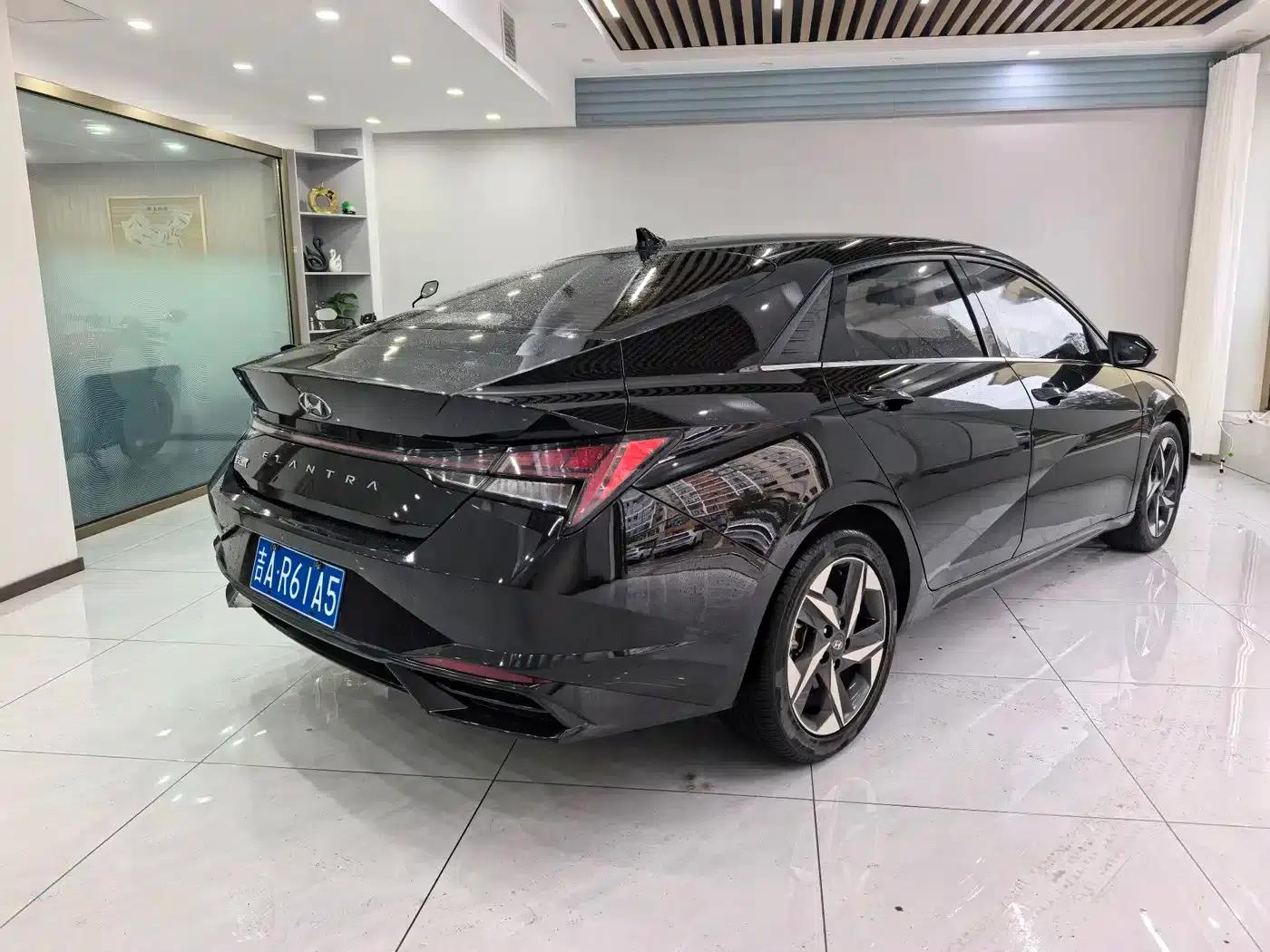 Hyundai Elantra 2022 1.5L CVT LUX Premium Edition — миниатюра 4