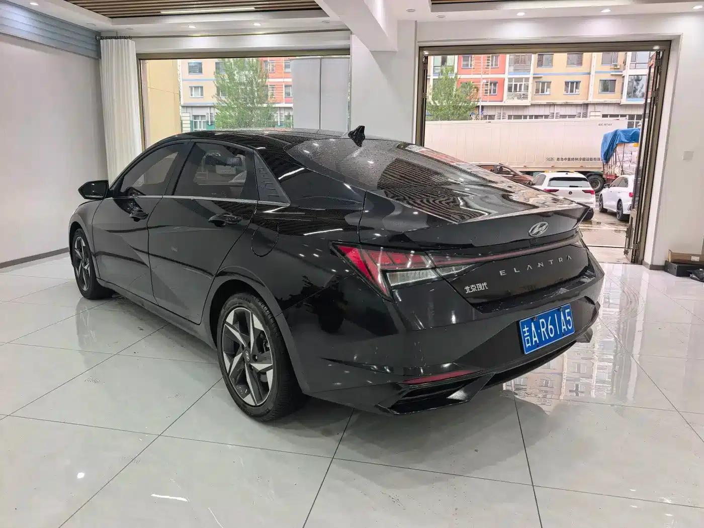 Hyundai Elantra 2022 1.5L CVT LUX Premium Edition — миниатюра 6
