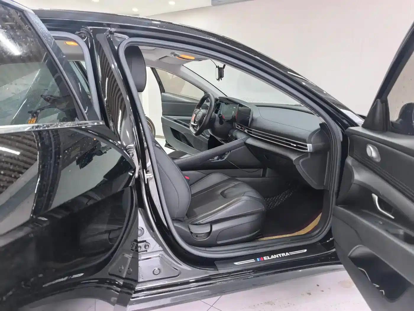 Hyundai Elantra 2022 1.5L CVT LUX Premium Edition — миниатюра 7