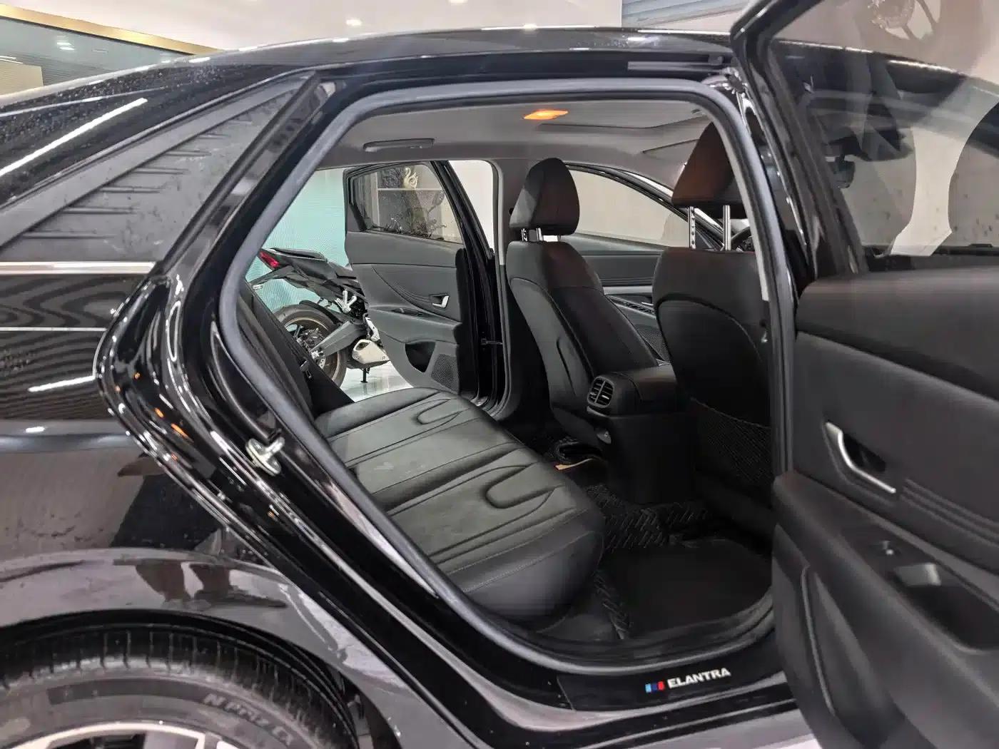 Hyundai Elantra 2022 1.5L CVT LUX Premium Edition — миниатюра 8