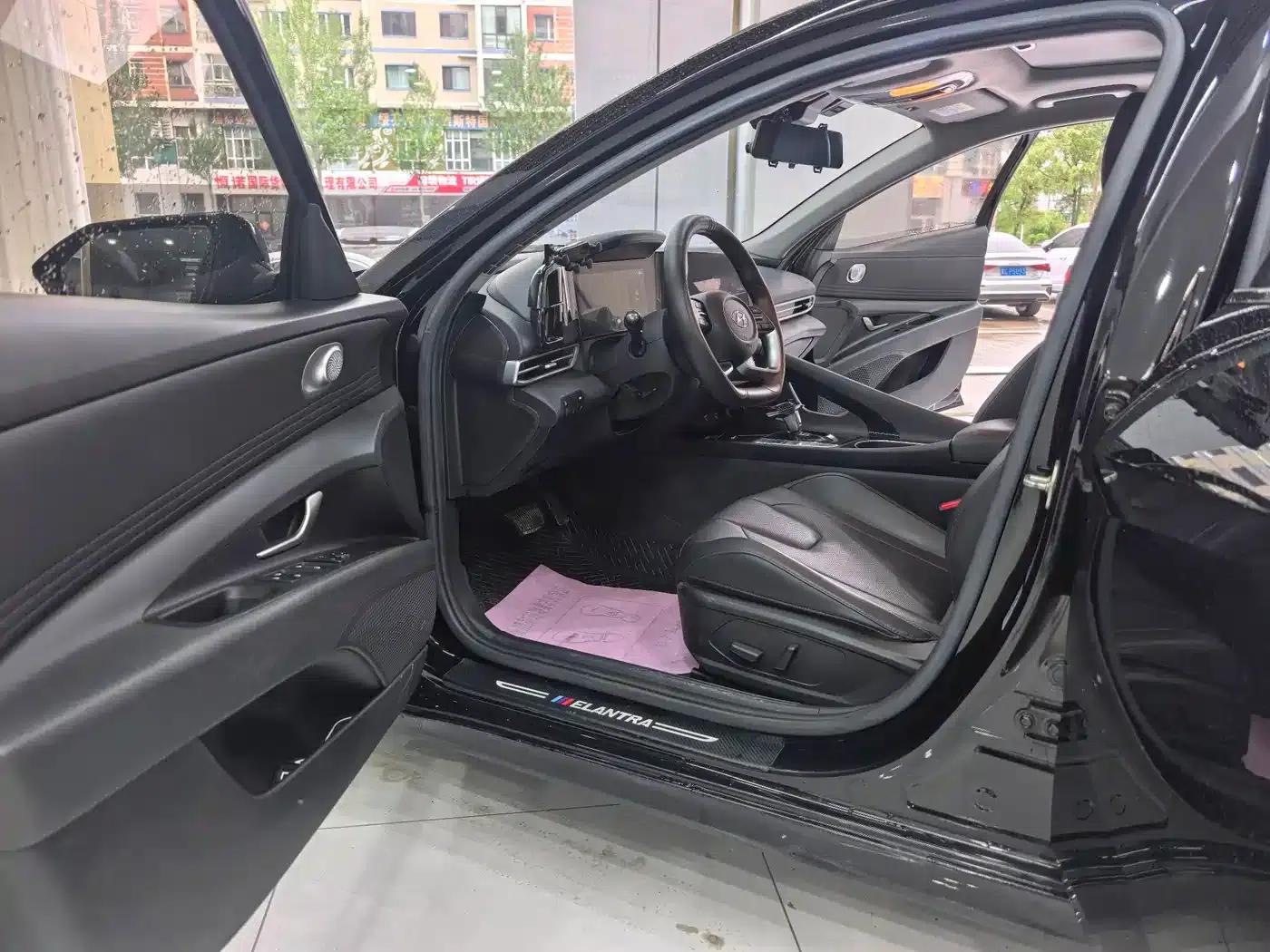 Hyundai Elantra 2022 1.5L CVT LUX Premium Edition — миниатюра 10