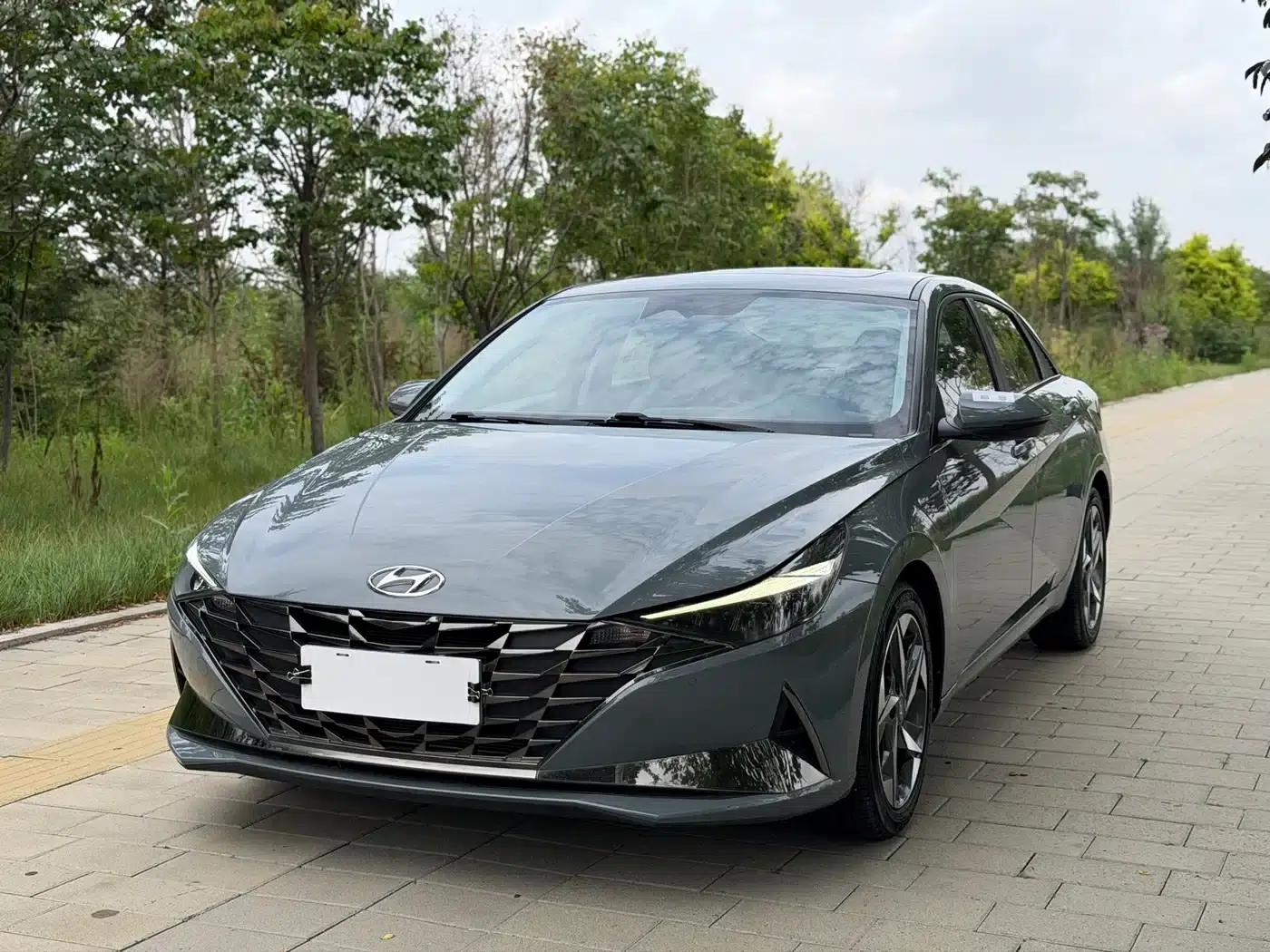 Hyundai Elantra 2022 1.5L CVT LUX Premium Edition — миниатюра 1