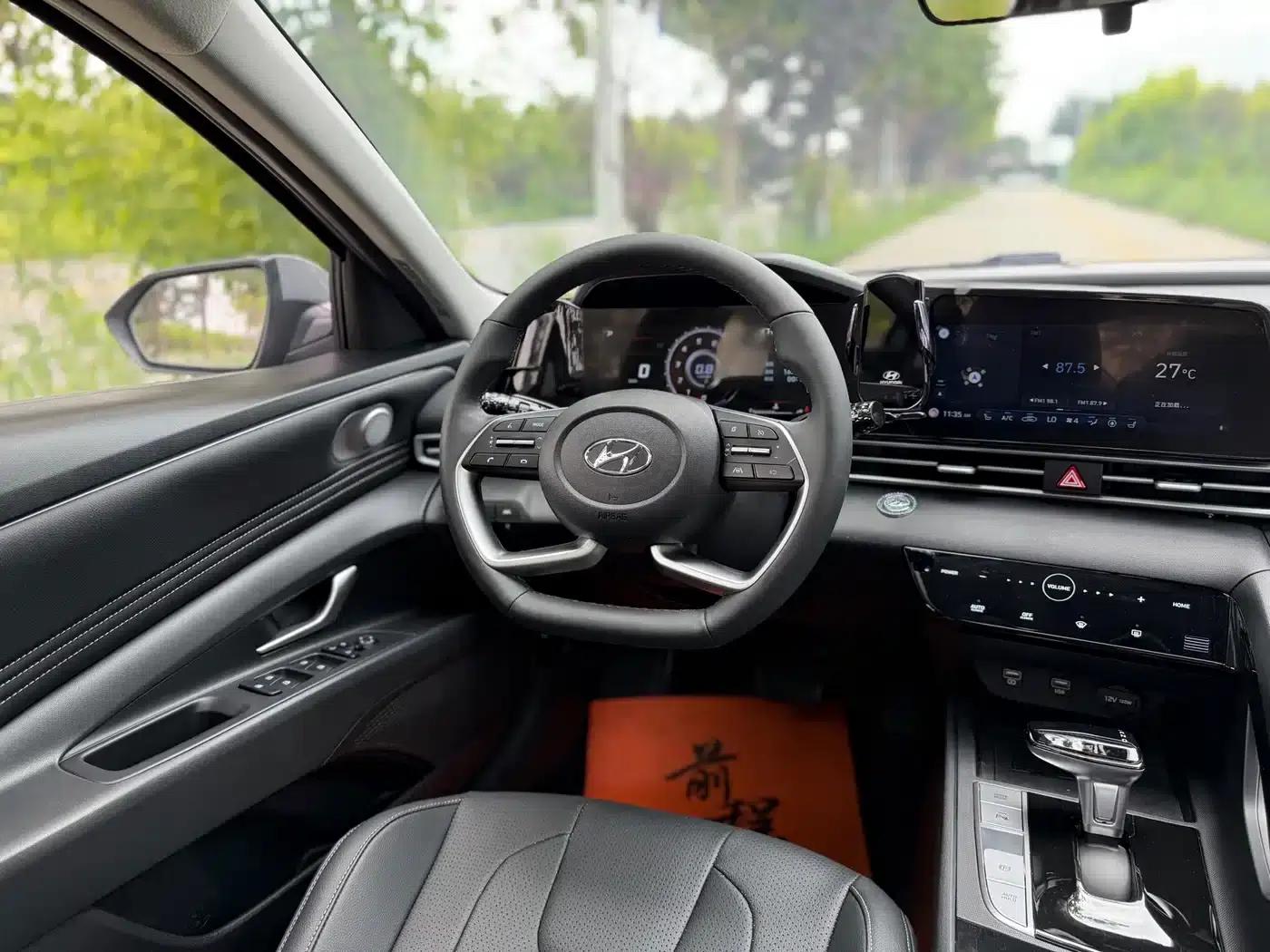 Hyundai Elantra 2022 1.5L CVT LUX Premium Edition — миниатюра 12