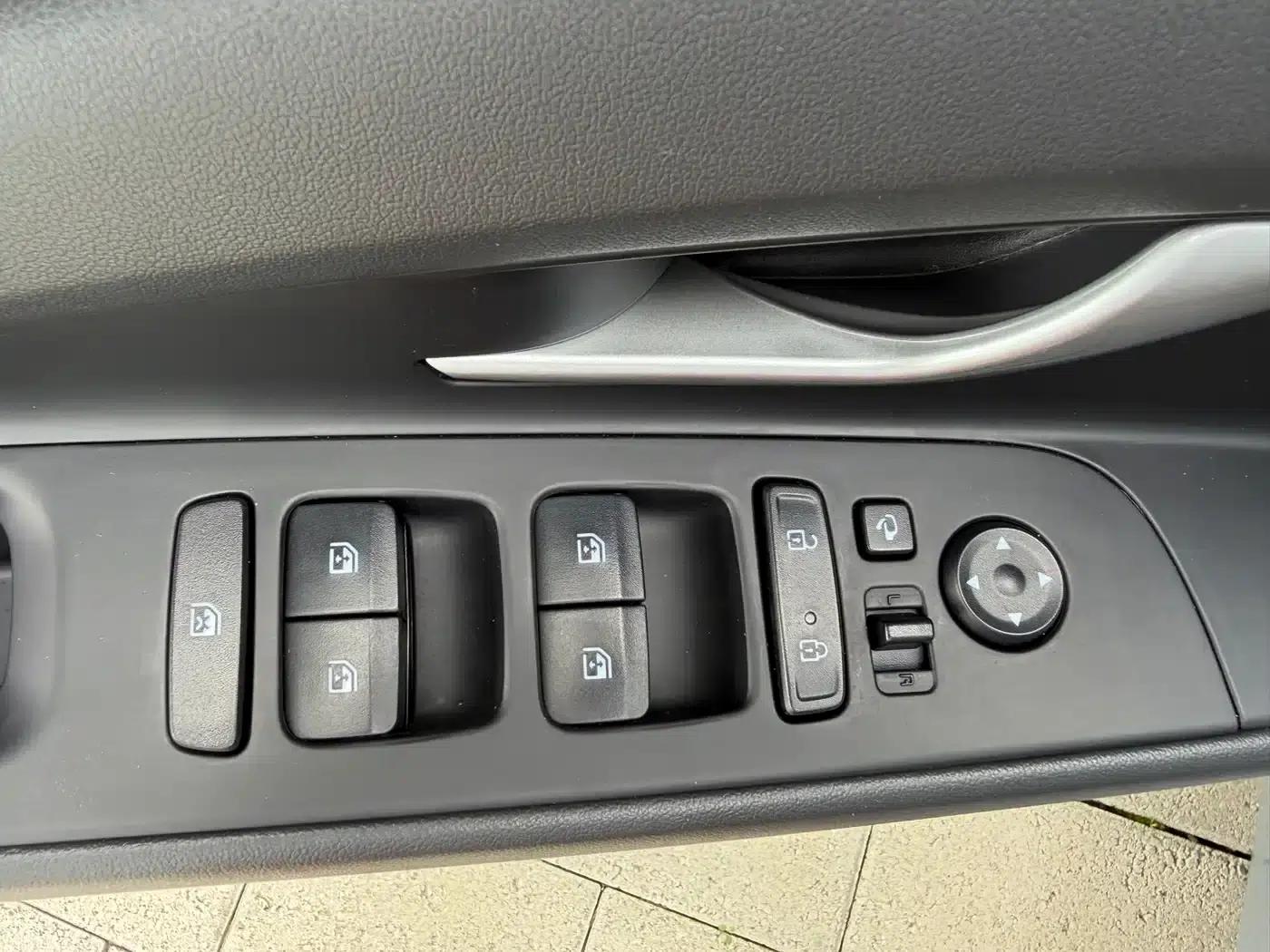 Hyundai Elantra 2022 1.5L CVT LUX Premium Edition — миниатюра 14