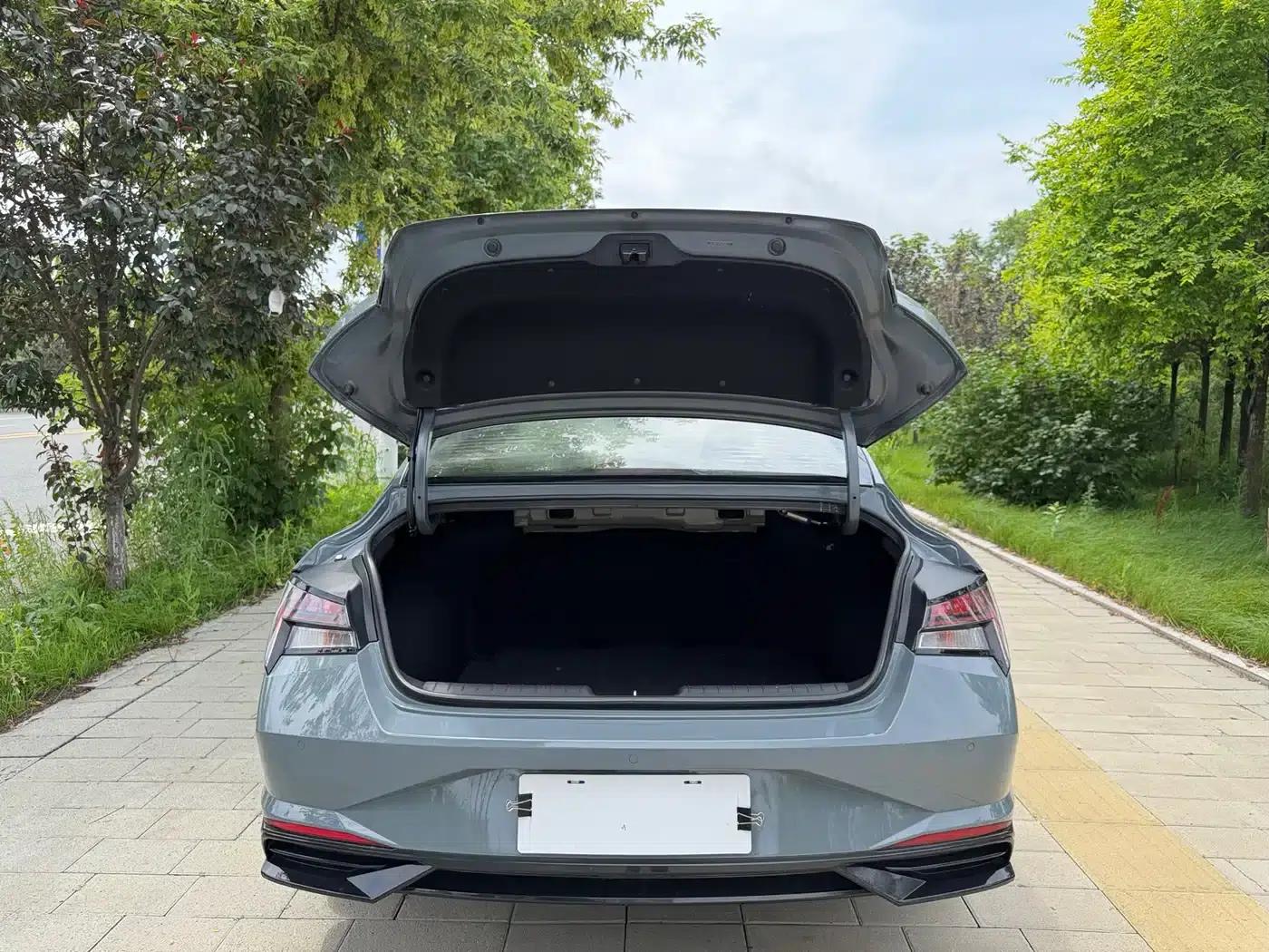 Hyundai Elantra 2022 1.5L CVT LUX Premium Edition — миниатюра 19