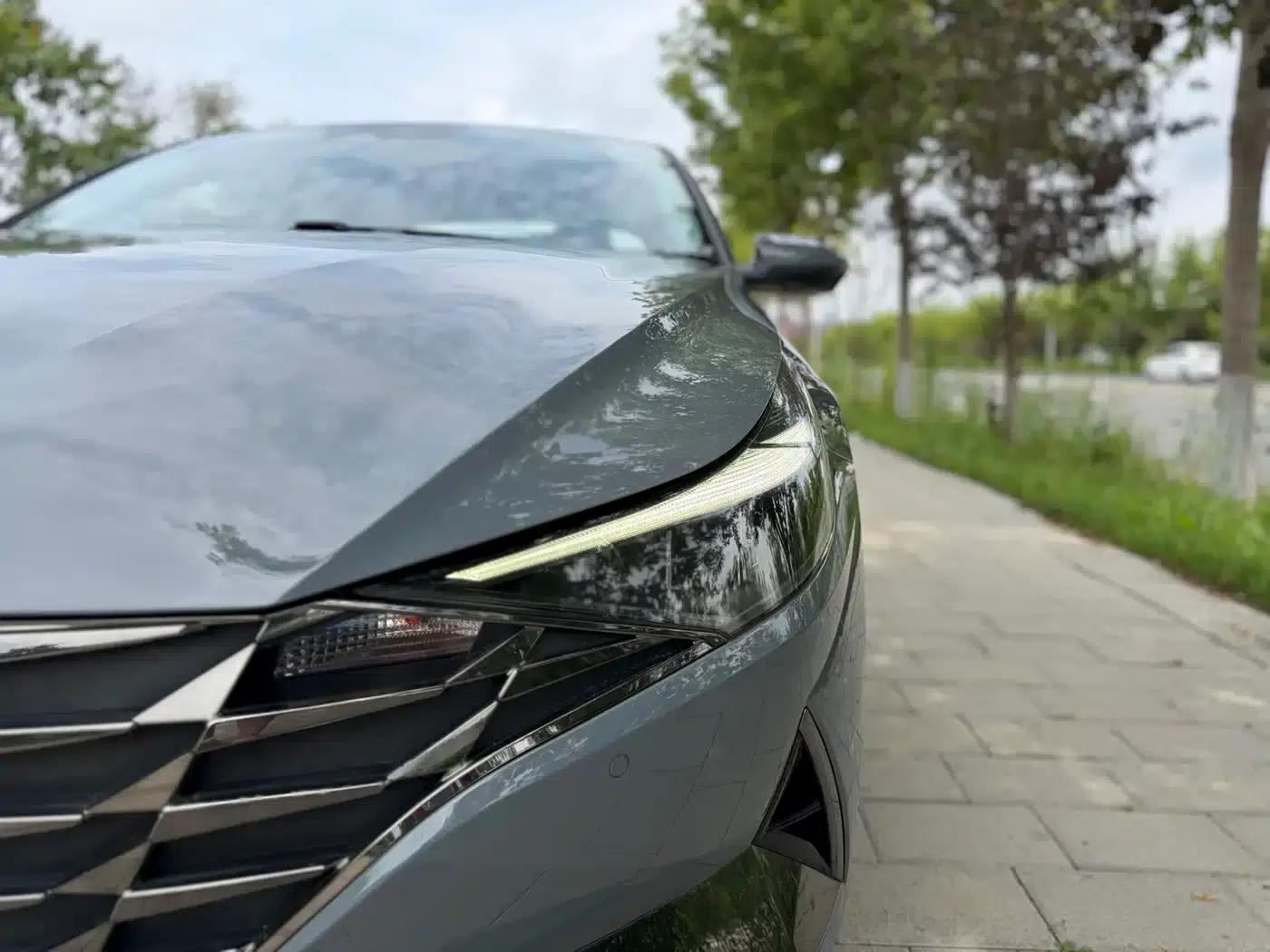 Hyundai Elantra 2022 1.5L CVT LUX Premium Edition — миниатюра 20