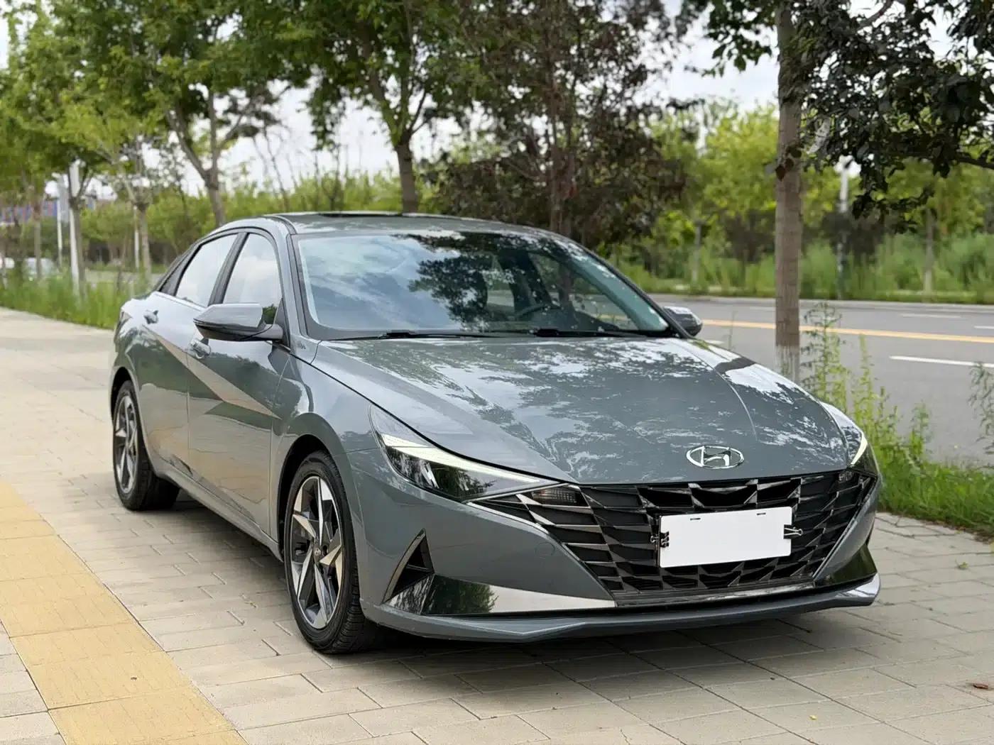 Hyundai Elantra 2022 1.5L CVT LUX Premium Edition — миниатюра 3