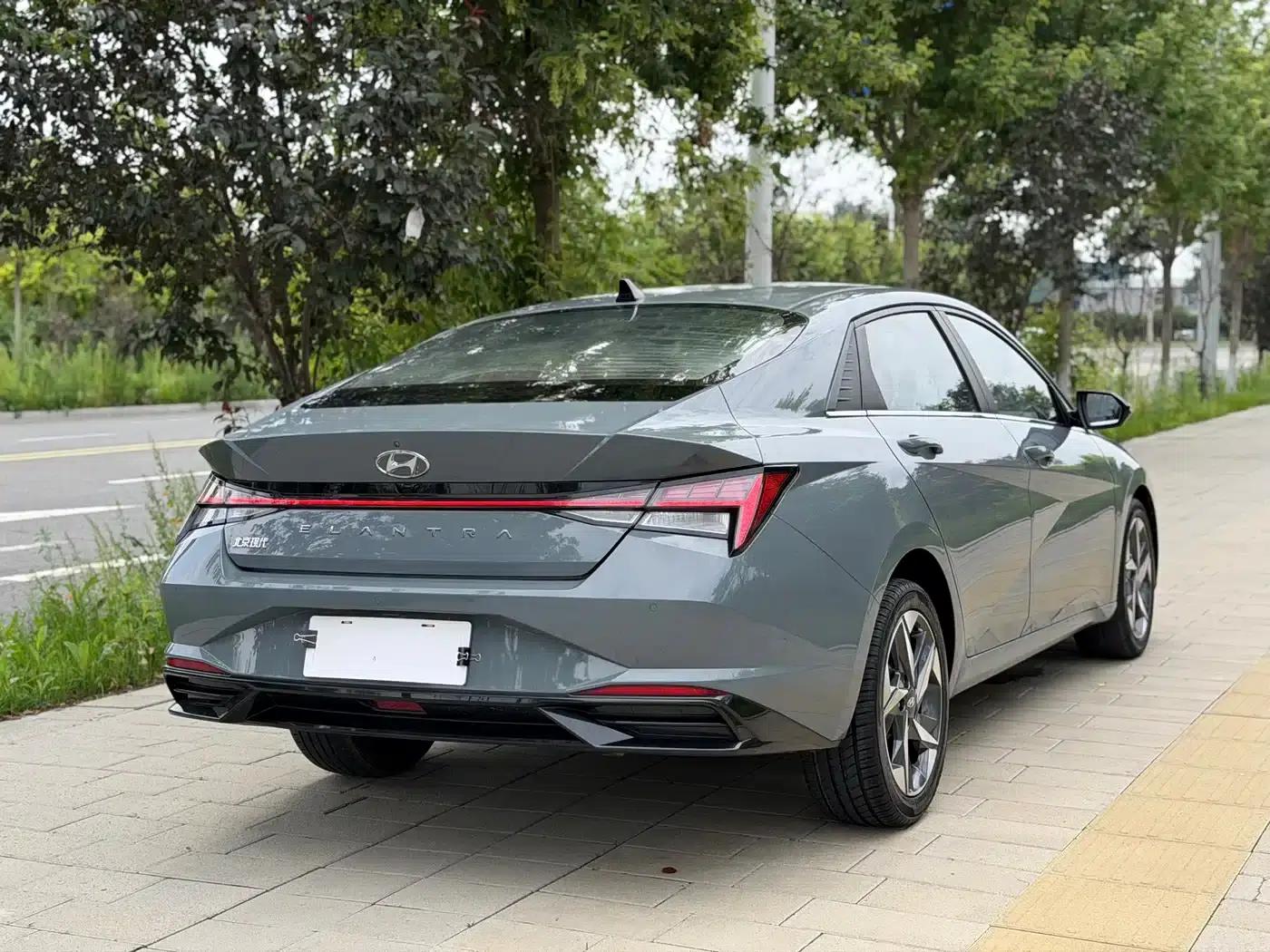 Hyundai Elantra 2022 1.5L CVT LUX Premium Edition — миниатюра 23
