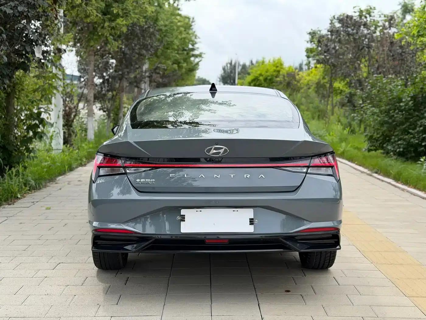 Hyundai Elantra 2022 1.5L CVT LUX Premium Edition — миниатюра 24