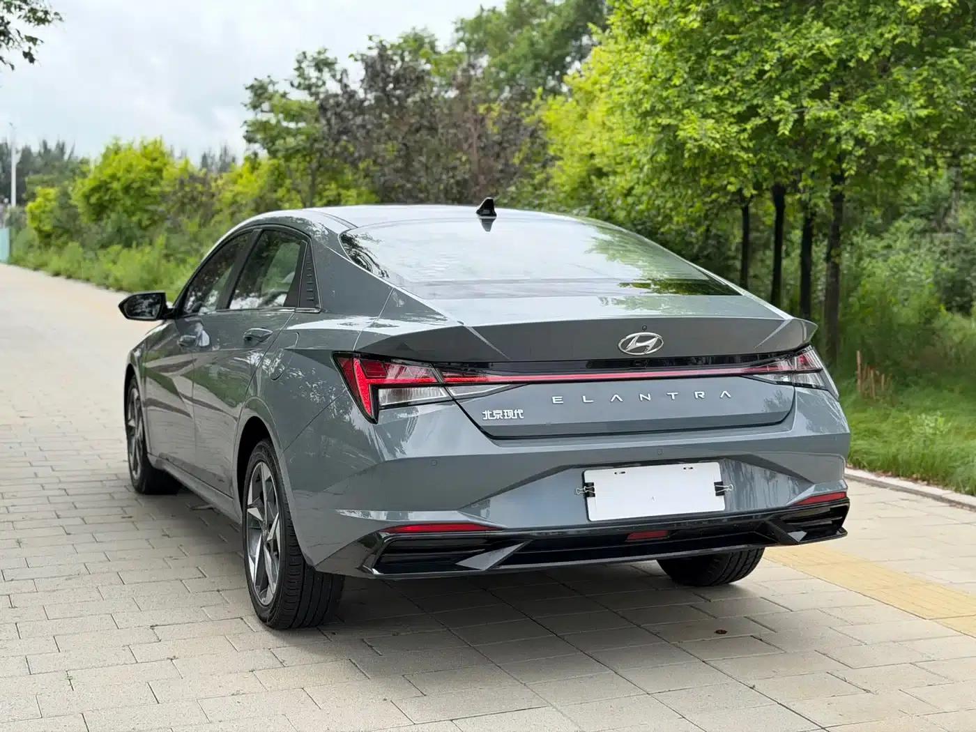 Hyundai Elantra 2022 1.5L CVT LUX Premium Edition — миниатюра 25