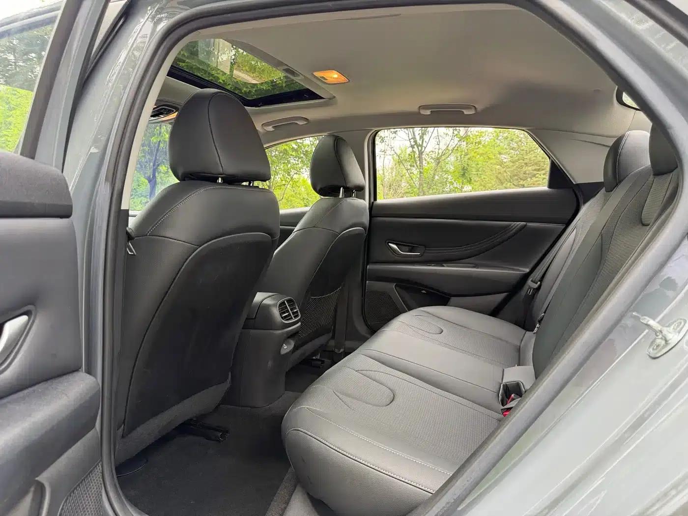 Hyundai Elantra 2022 1.5L CVT LUX Premium Edition — миниатюра 7