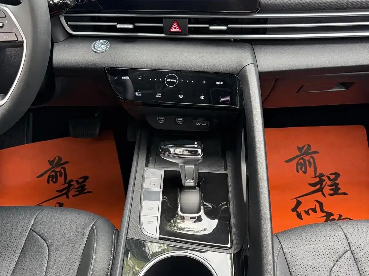 Hyundai Elantra 2022 1.5L CVT LUX Premium Edition — миниатюра 10