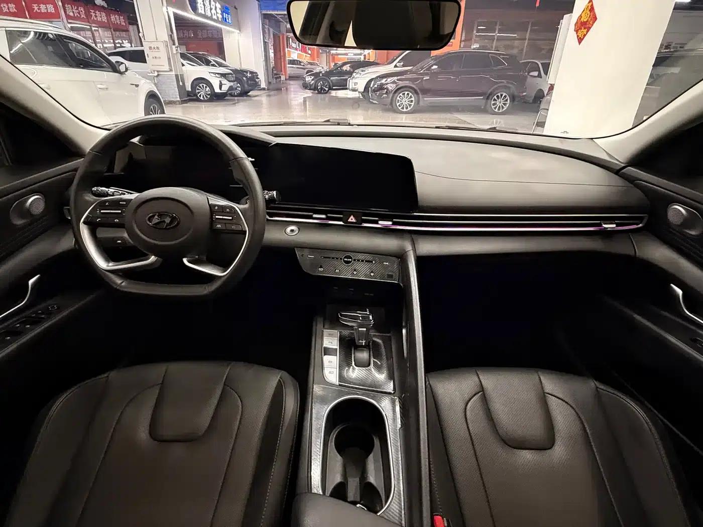 Hyundai Elantra 2022 1.5L CVT LUX Premium Edition — миниатюра 12