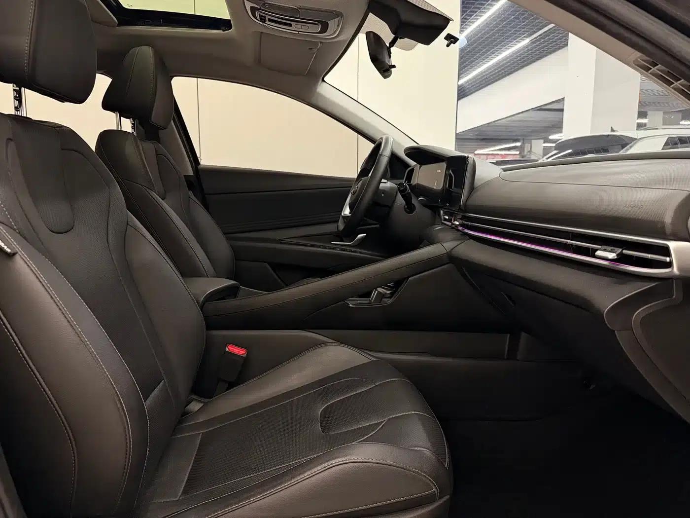 Hyundai Elantra 2022 1.5L CVT LUX Premium Edition — миниатюра 13