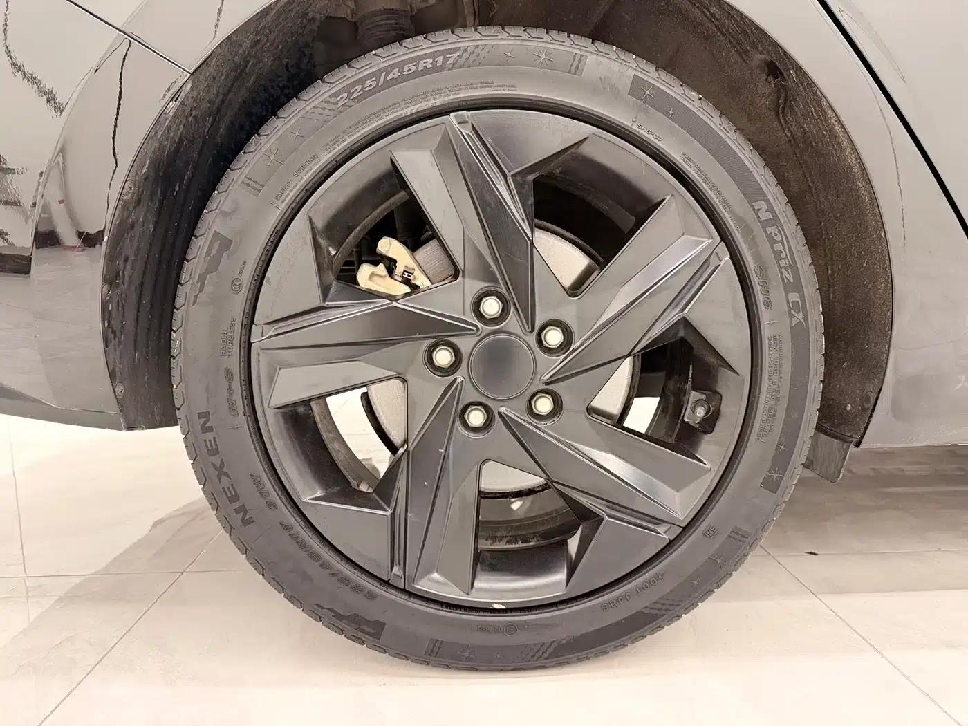 Hyundai Elantra 2022 1.5L CVT LUX Premium Edition — миниатюра 16