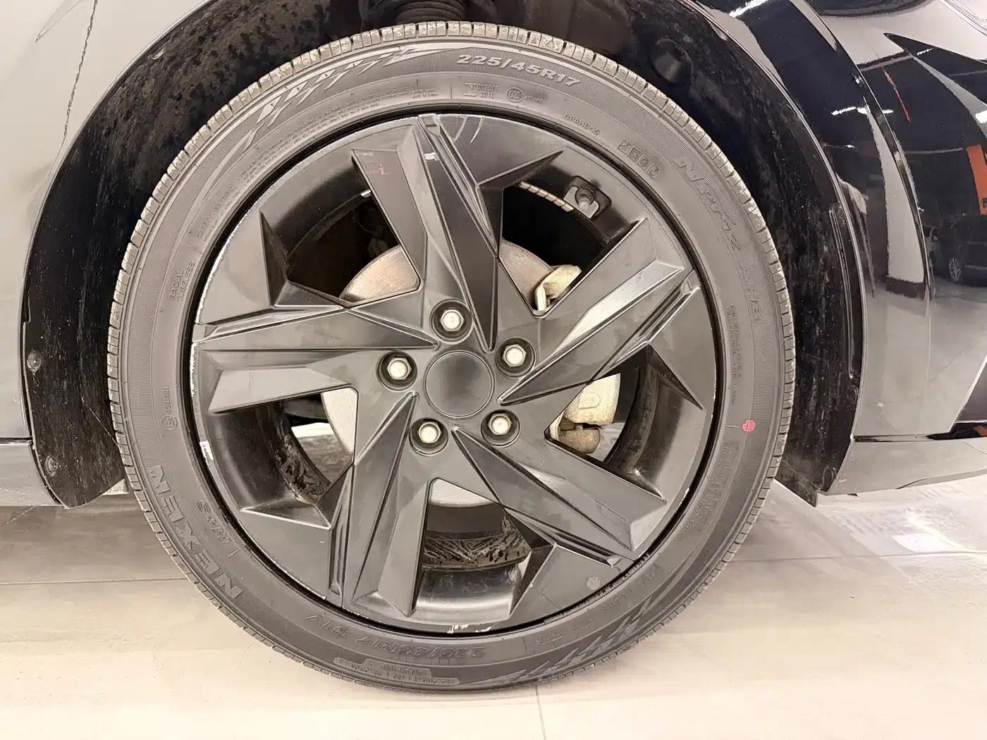 Hyundai Elantra 2022 1.5L CVT LUX Premium Edition — миниатюра 17