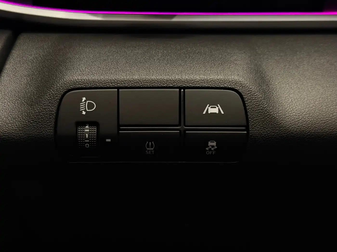 Hyundai Elantra 2022 1.5L CVT LUX Premium Edition — миниатюра 19