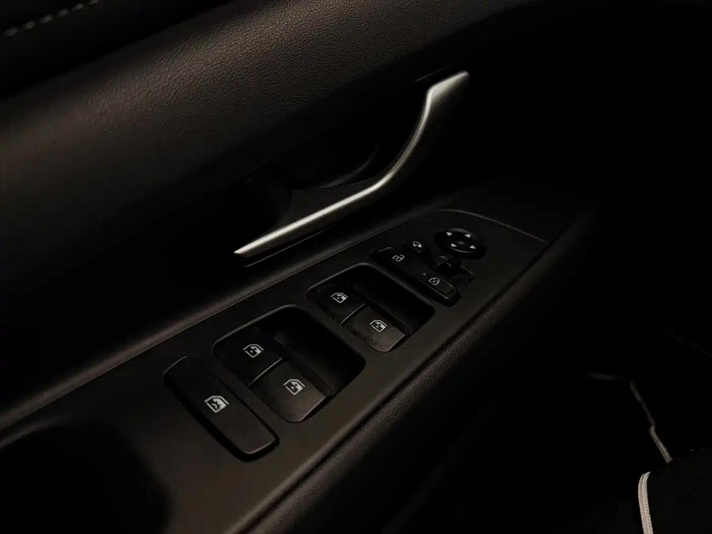 Hyundai Elantra 2022 1.5L CVT LUX Premium Edition — миниатюра 21