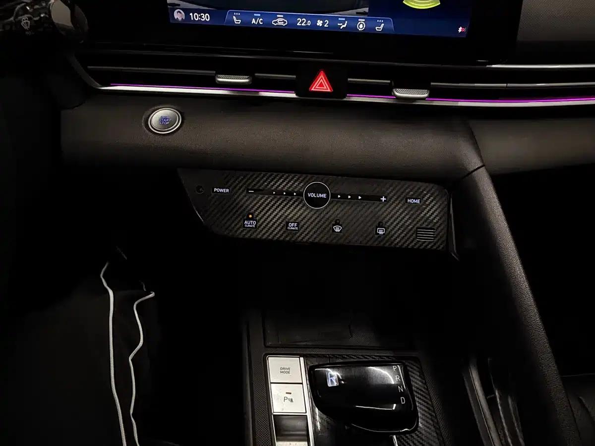 Hyundai Elantra 2022 1.5L CVT LUX Premium Edition — миниатюра 22