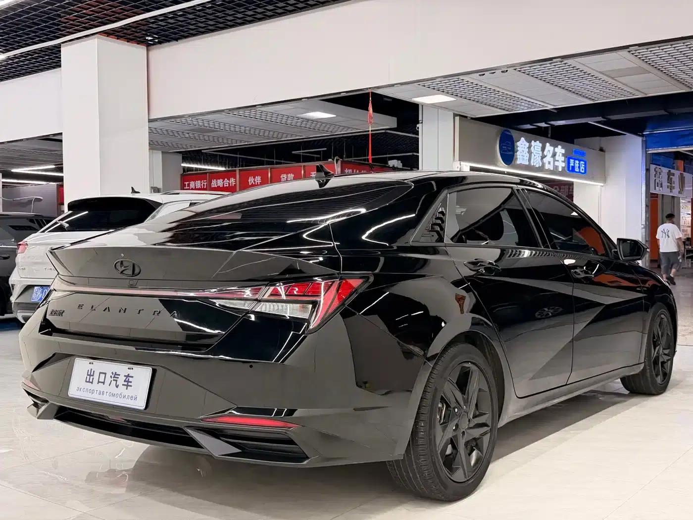 Hyundai Elantra 2022 1.5L CVT LUX Premium Edition — миниатюра 5